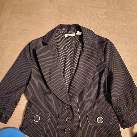 DKNY Striped Blazer Jacket Size S and 3 Pairs Sandals Sizes 6 - Picture 3 of 14